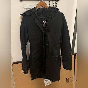 Canada Goose Women Kensington Parka- no stains or spots just needs dry clean